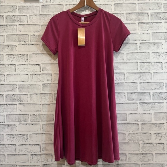 Alya Dresses & Skirts - NWT! Women’s alya super soft short sleeve burgundy colored t-shirt dress Size Lg